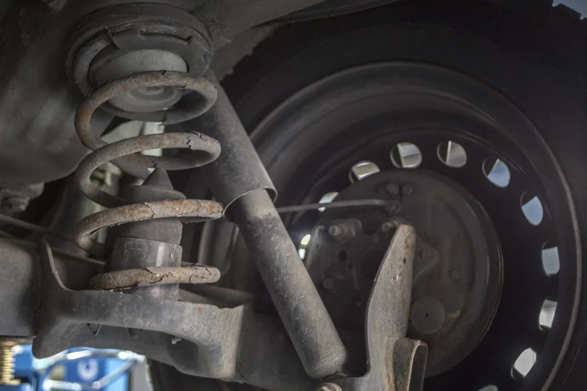Etapa do serviço de Troca de Amortecedor na BM Prime Motors em Barra Velha SC
